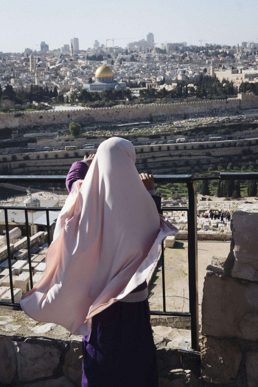 Au nom de tous les Saints - Little girl watching the Dome of the Rock from the Mount...