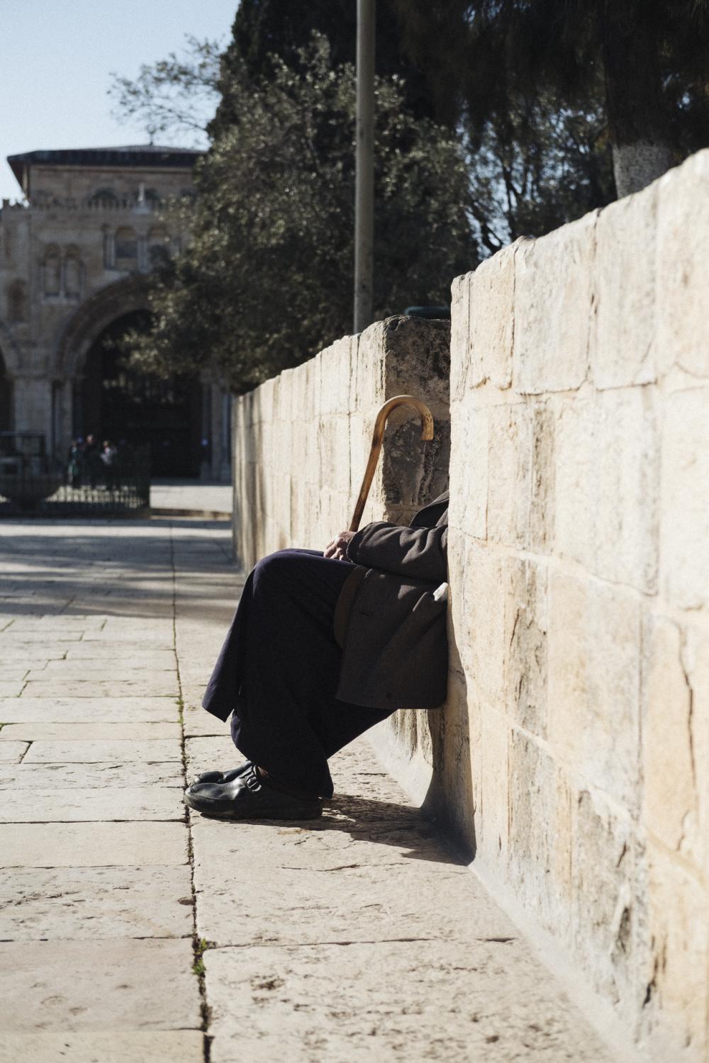 Au nom de tous les Saints - Old man in front of al Aqsa Mosque. Jerusalem, 13...