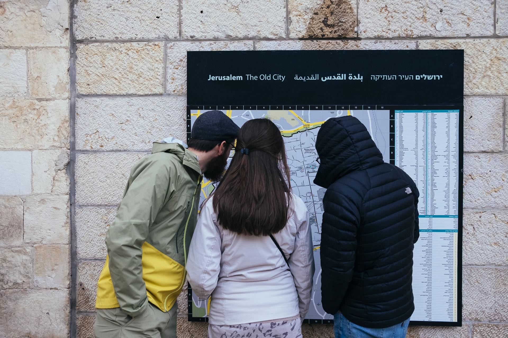 Au nom de tous les Saints - Tourists at the entrance to the old city, Jaffa gate....