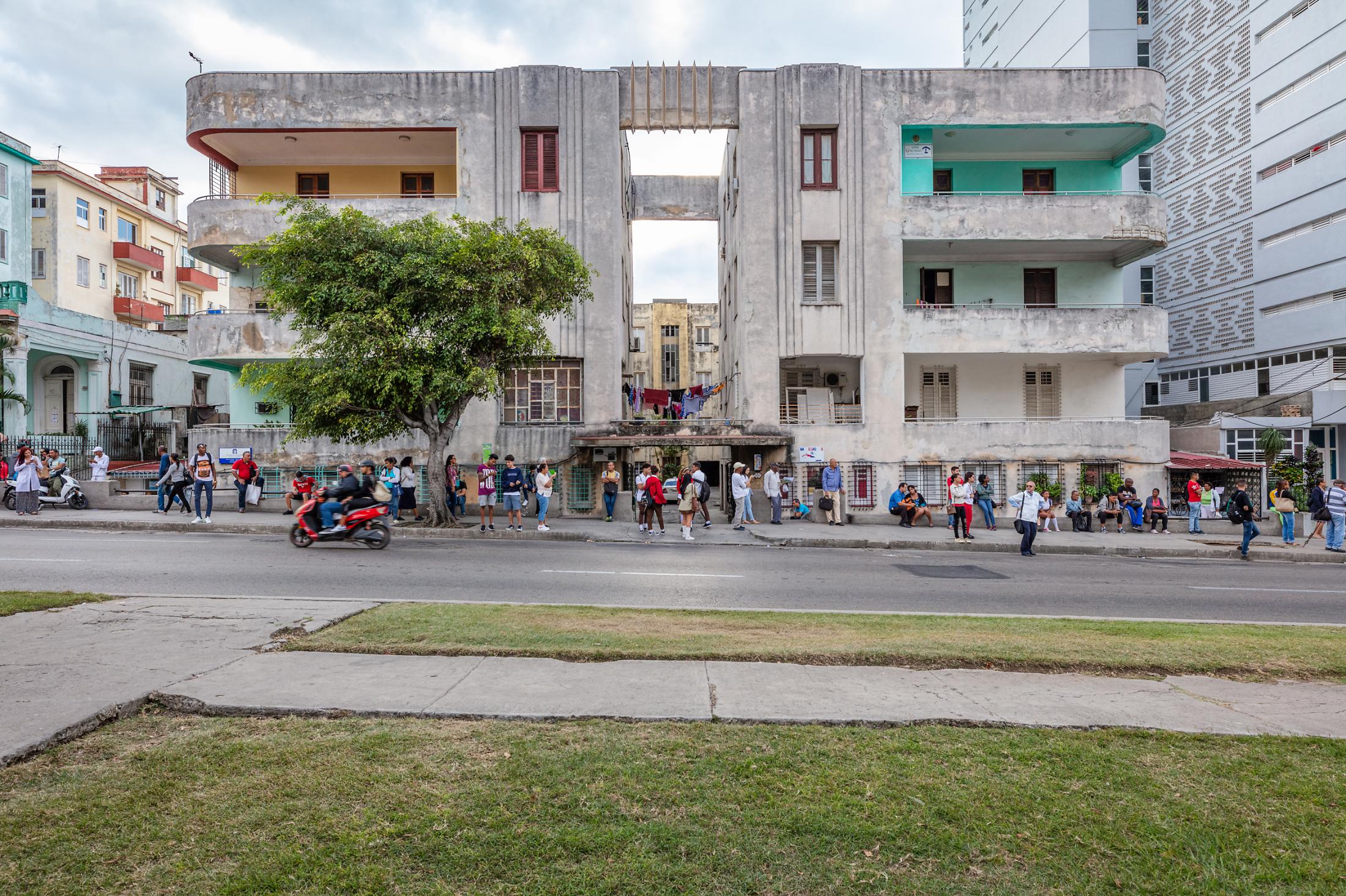 Cuban Modernist Architecture in Havana - Apartamento Santeiro / Santeiro Building