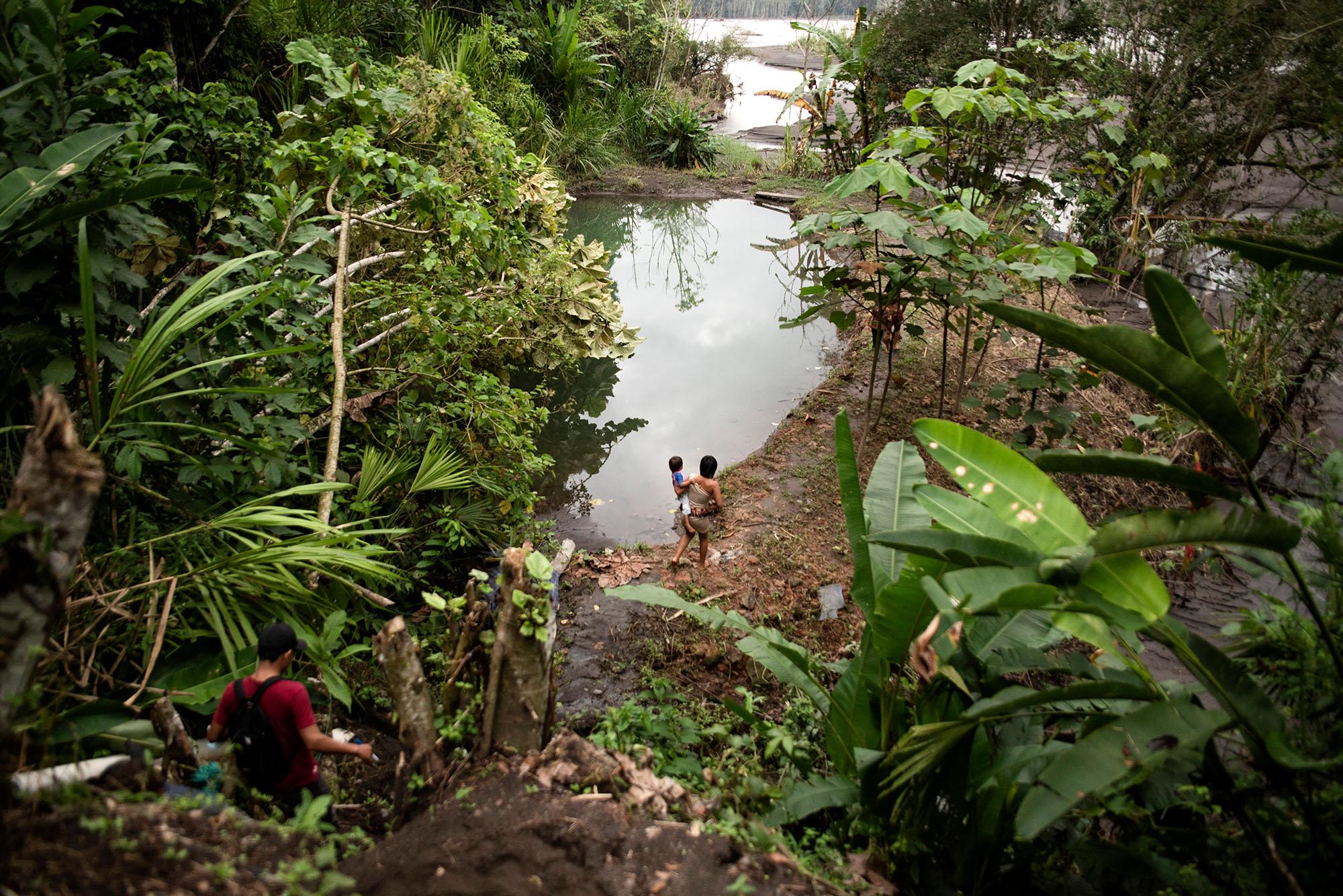 Grefa family goes to the Napo River. During the curfew, each family received 24lts of water, but...