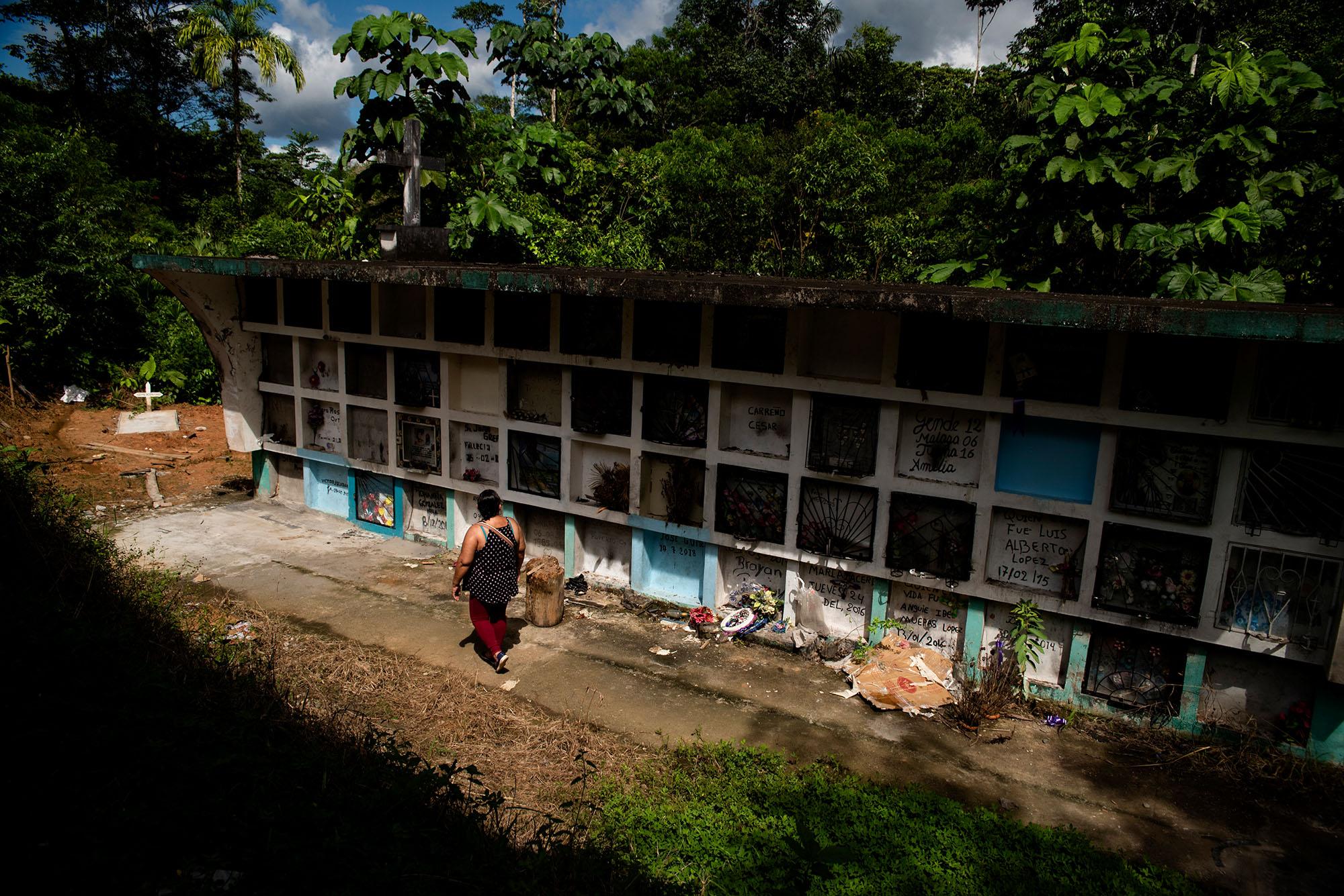 Jenny Espa&ntilde;a walks in the Pacayaku cemetery, where are people of the community died...