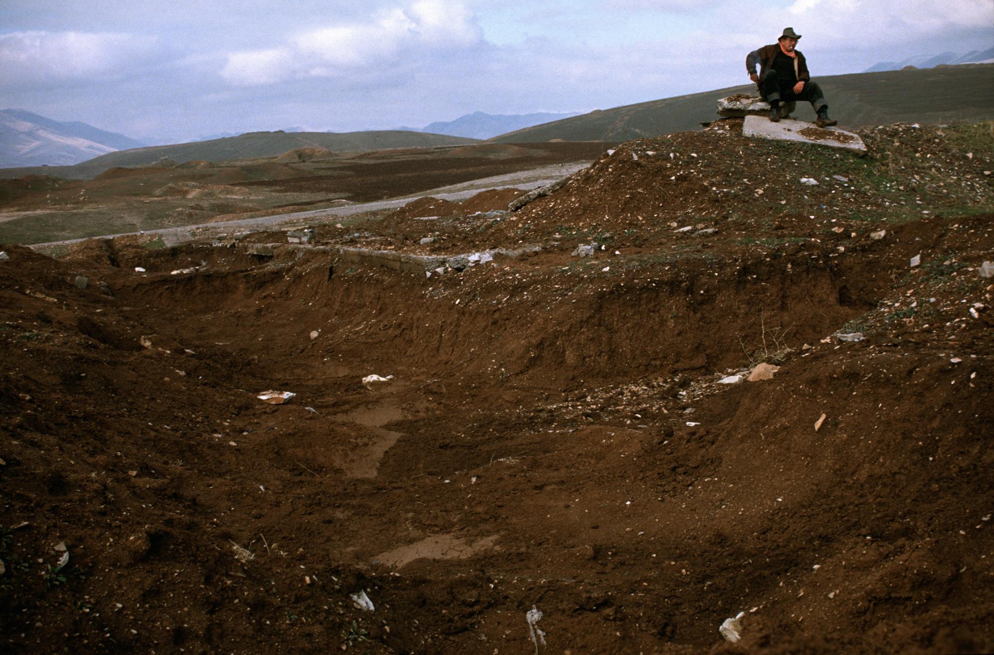 Kurdistan - Dr. Clyde Snow overlooks the exhumation of graves at...