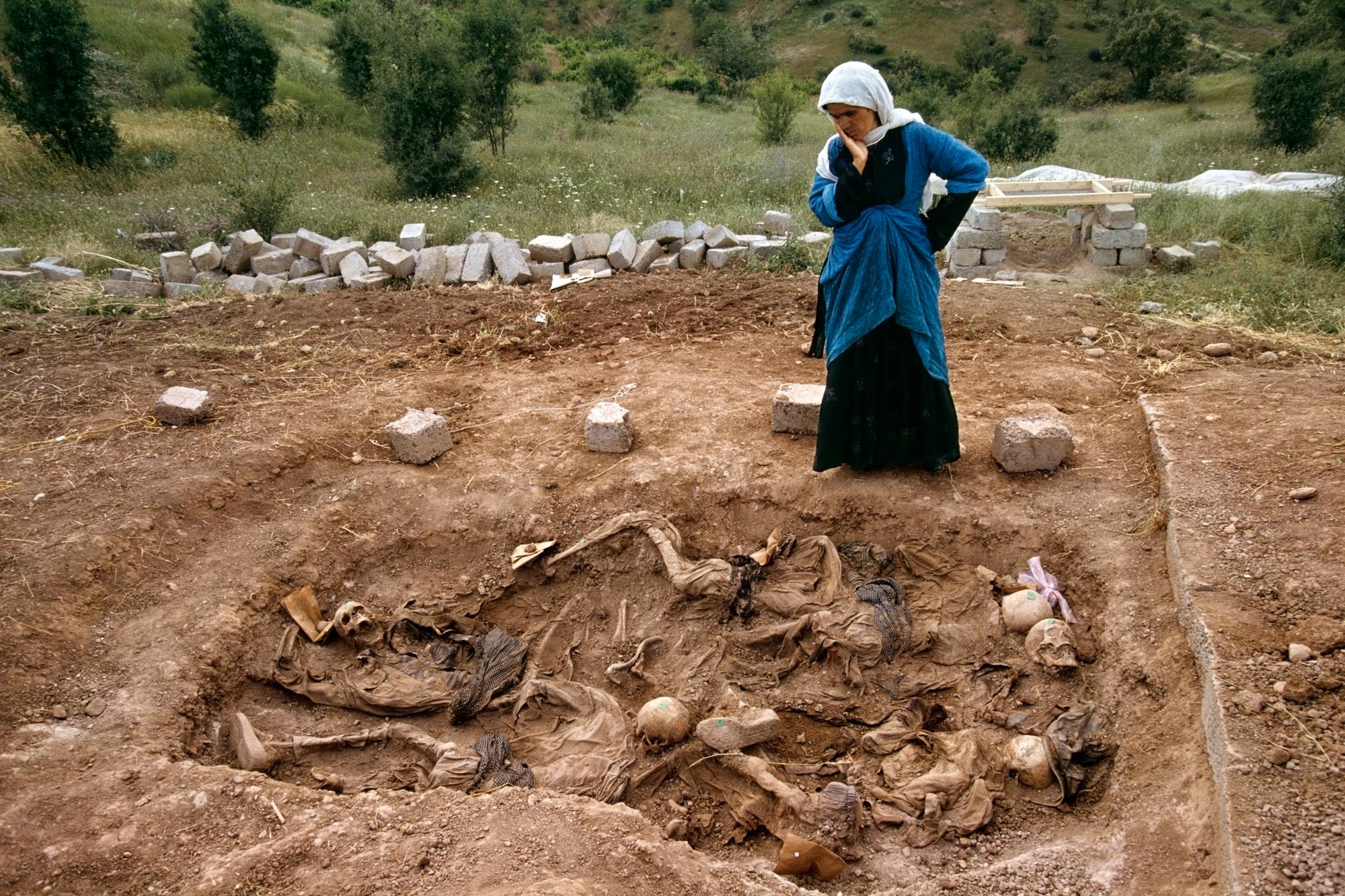 Widow at mass grave found in Koreme. Northern Iraq, June 1992