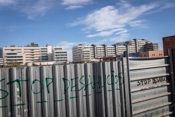  ‘Stop desahucios’ escrito en la valla metálica de un solar destinado a la contrucción en Gorg, a 100 metros de la nave incendiada. 