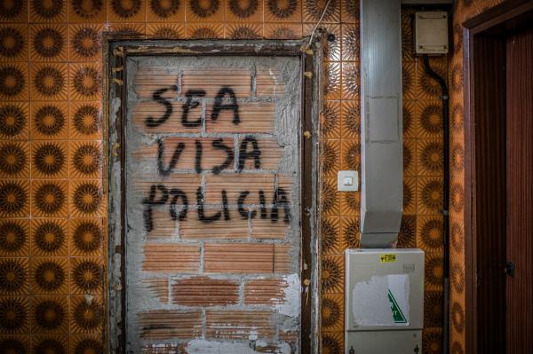 Image from Far from home life is over -  Porta de un piso tapiada y marcada con el aviiso 