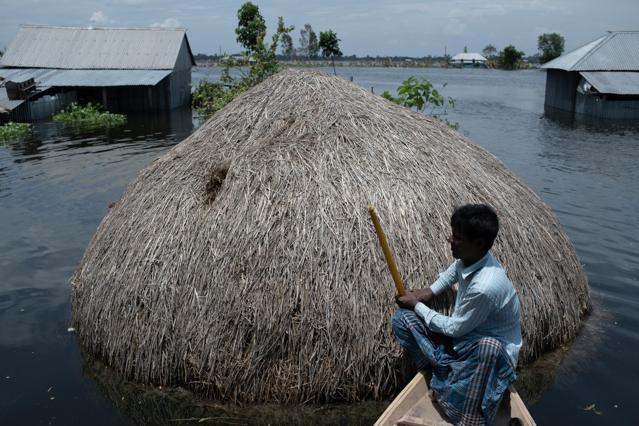 The Depth of Flood - A man visits his house by boat which got flooded in...