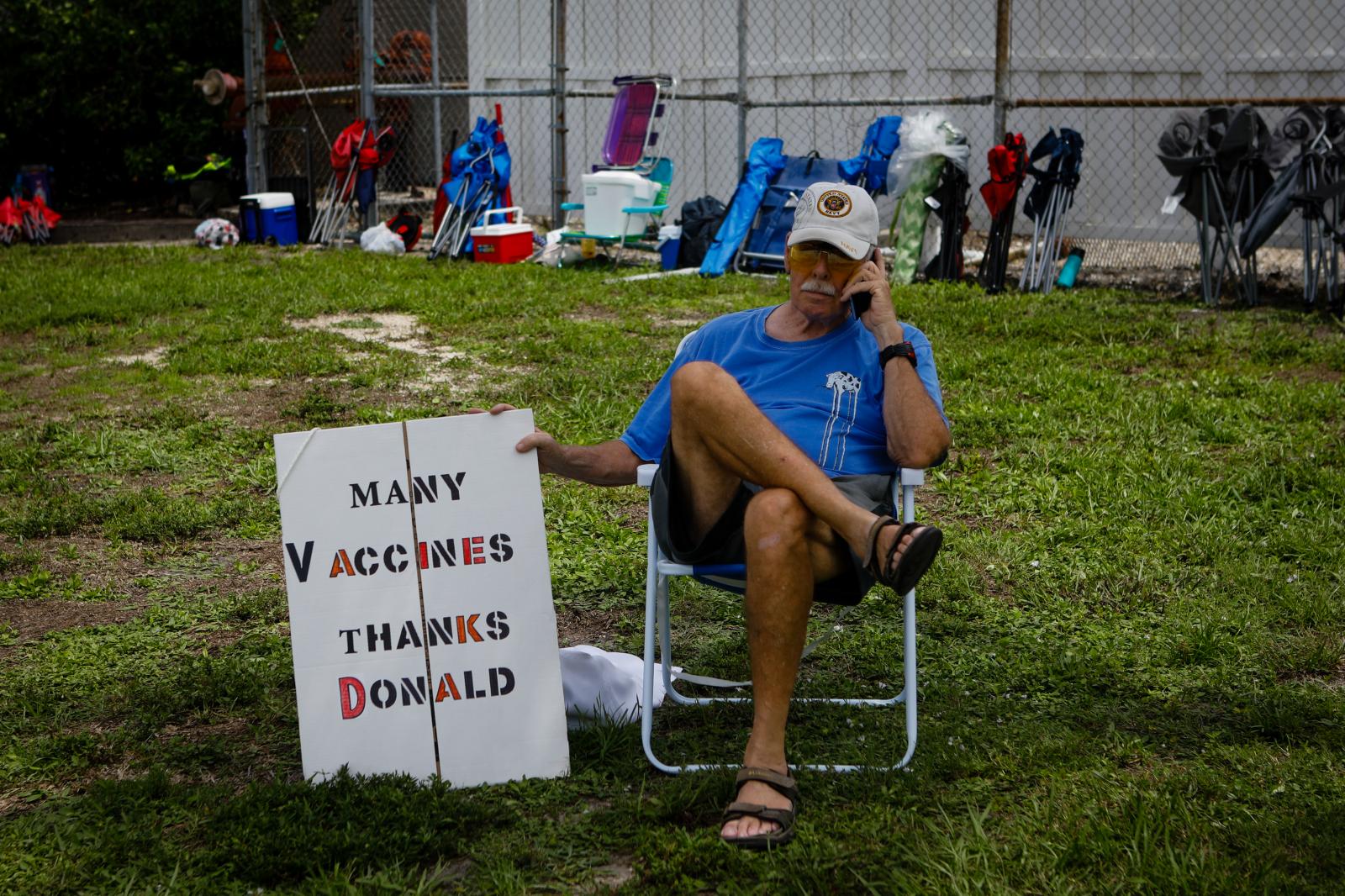 SARASOTA, FL - JULY 03: A man h...a Marie Uzcategui/Getty Images)