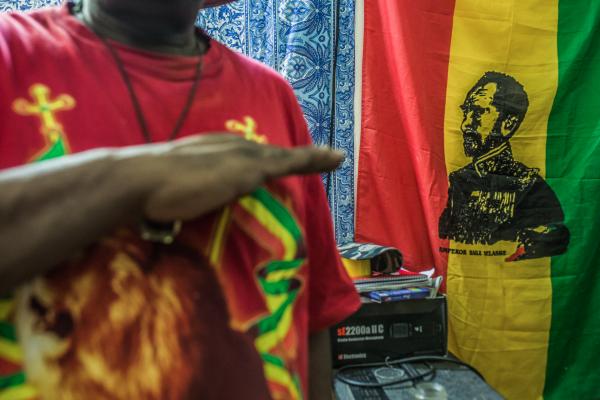 Far from home life is over -  Los Rastafari utilizan banderas y simbolos que llaman...