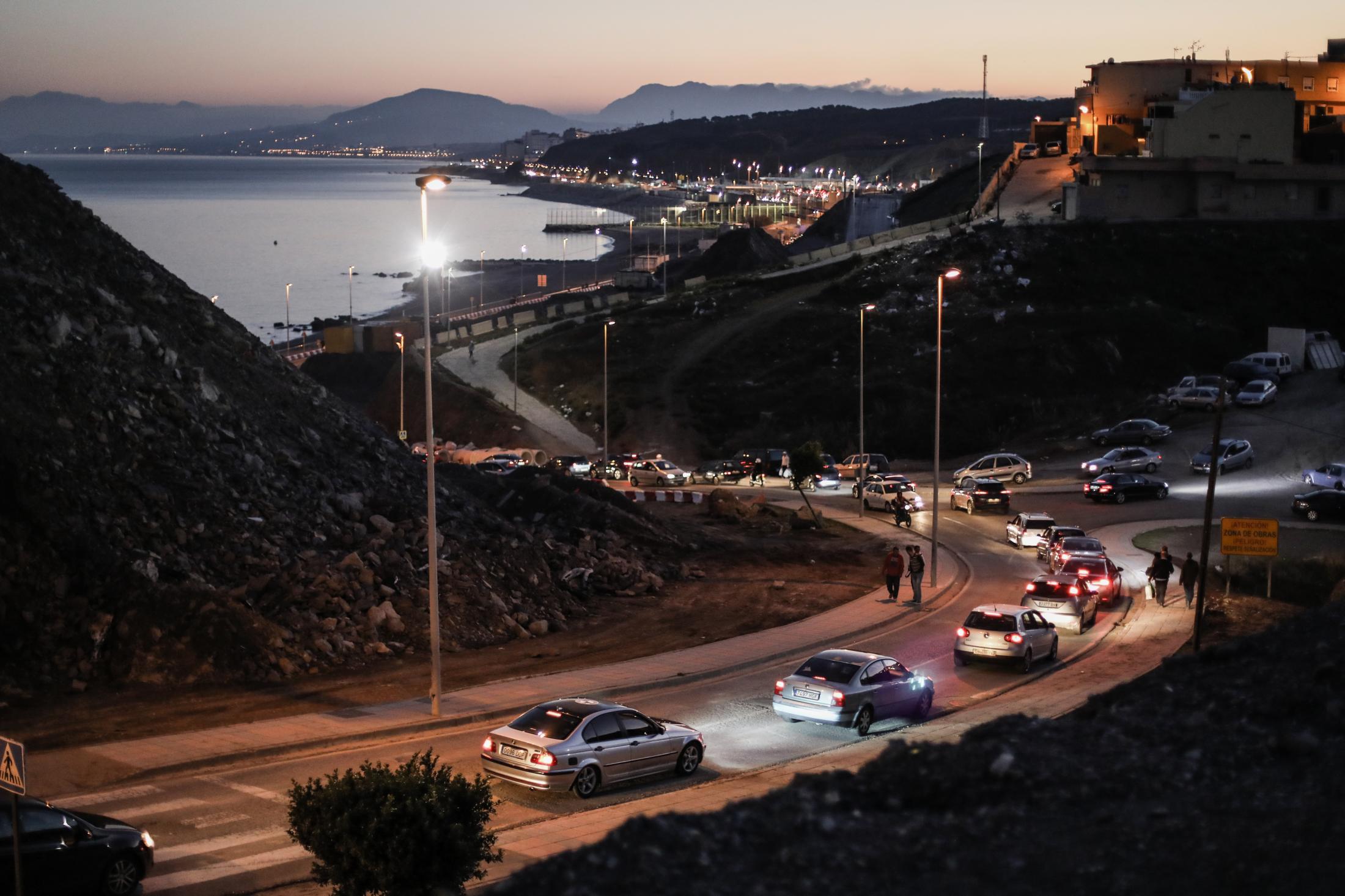 Trafico de m&aacute;s de 2 horas para poder cruzar la frontera en Ceuta a causa de los controles, a la derecha el barrio del...