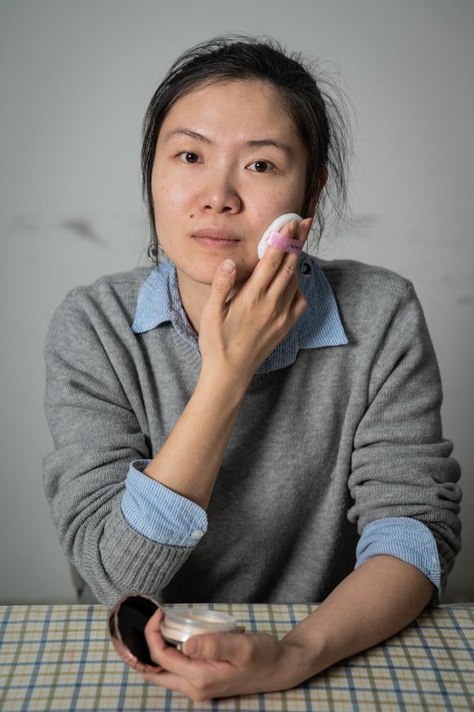  Xiao Jia, 28, wears many hats....她化妆师的技能帮助残障女性提升个人形象，突破自我，建立自信。 