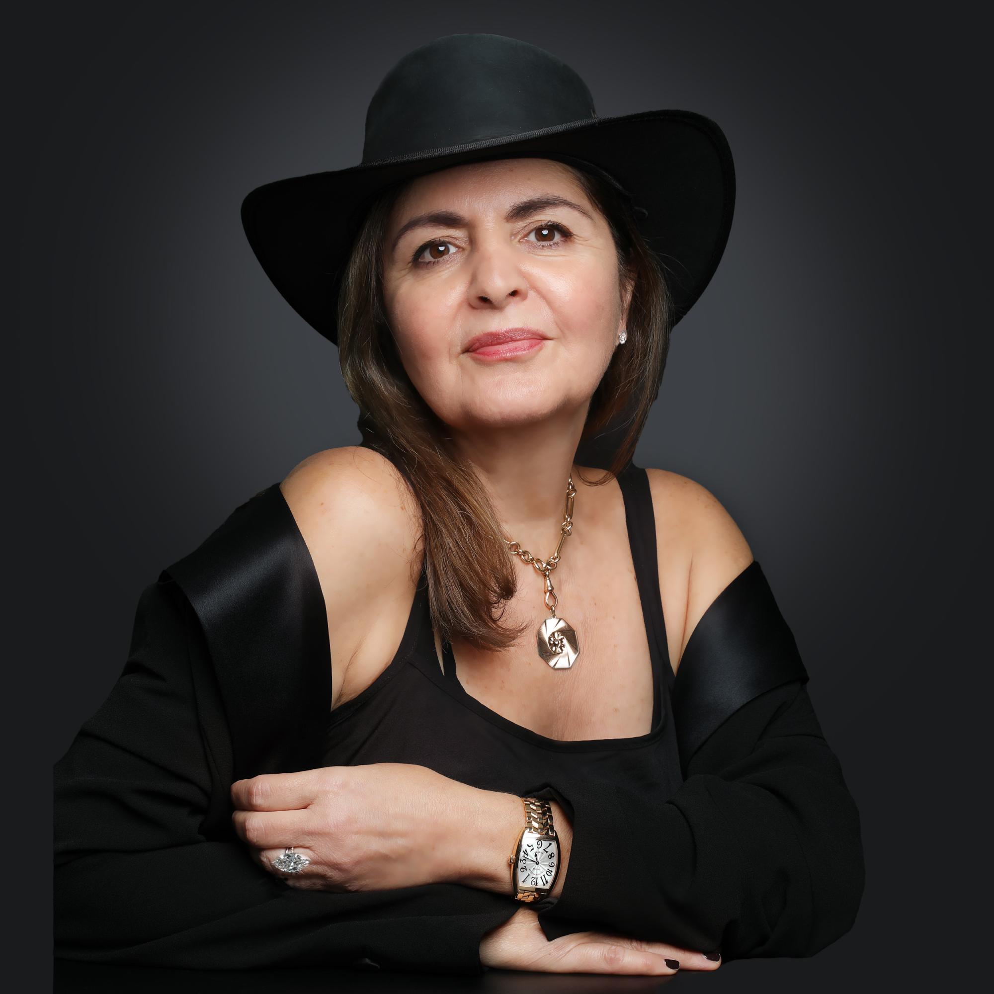 WOMEN & THEIR JEWELRY