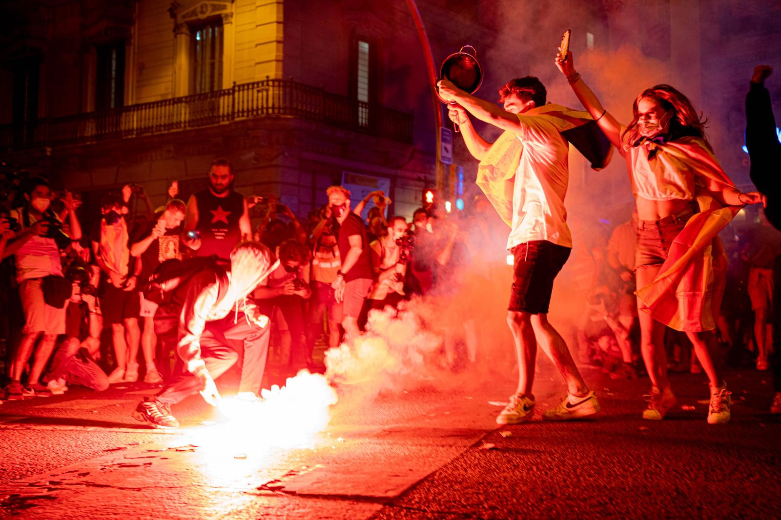 Image from Daily News - Catalans protests in front of the police headquarters...
