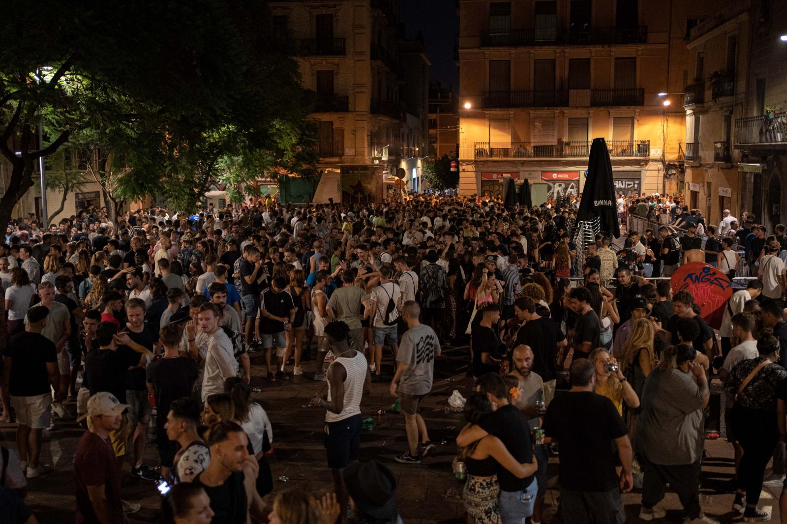 Image from Daily News - A night of crowds and drinking reunions in Barcelona...