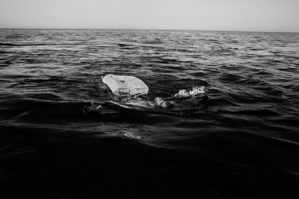 A refuge from Africa trying to stay afloat after falling from the rubber boat he was on. seconds later he was rescued by Sea Watch crew members.