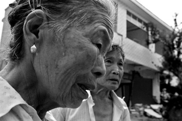 Image from China Quake Aftermath - Zhang Hongxu (Left) and her husband Wejingline, both...