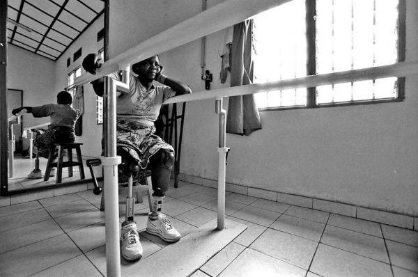 Image from DRcongo Conflict - A woman who lost both of her legs and her unborn child ,...
