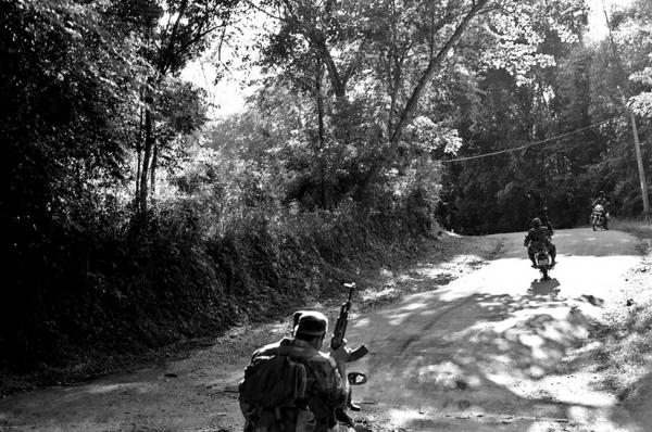 SLA commandos patrolling the area of Buttala village after a claymore mine explosion that killed 26 bus passengers and injured 63. Buttala, South Sri Lanka.