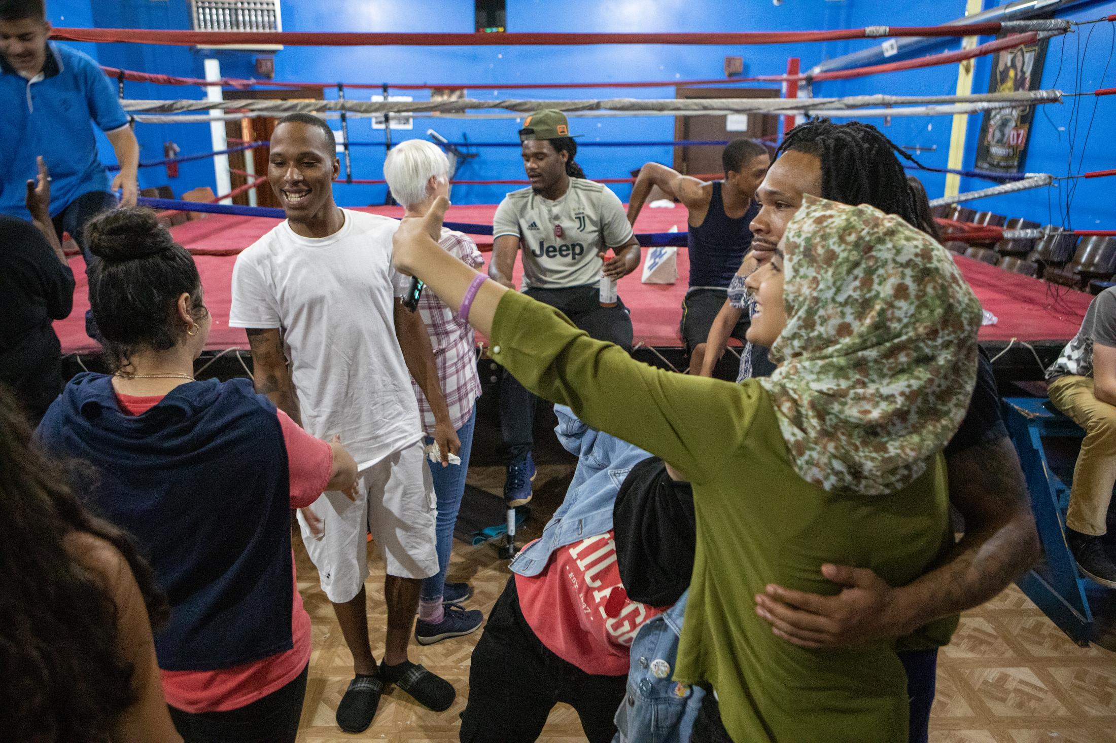 10 years in a boxing gym - Iraqui student group visits the Crushers – two groups of...