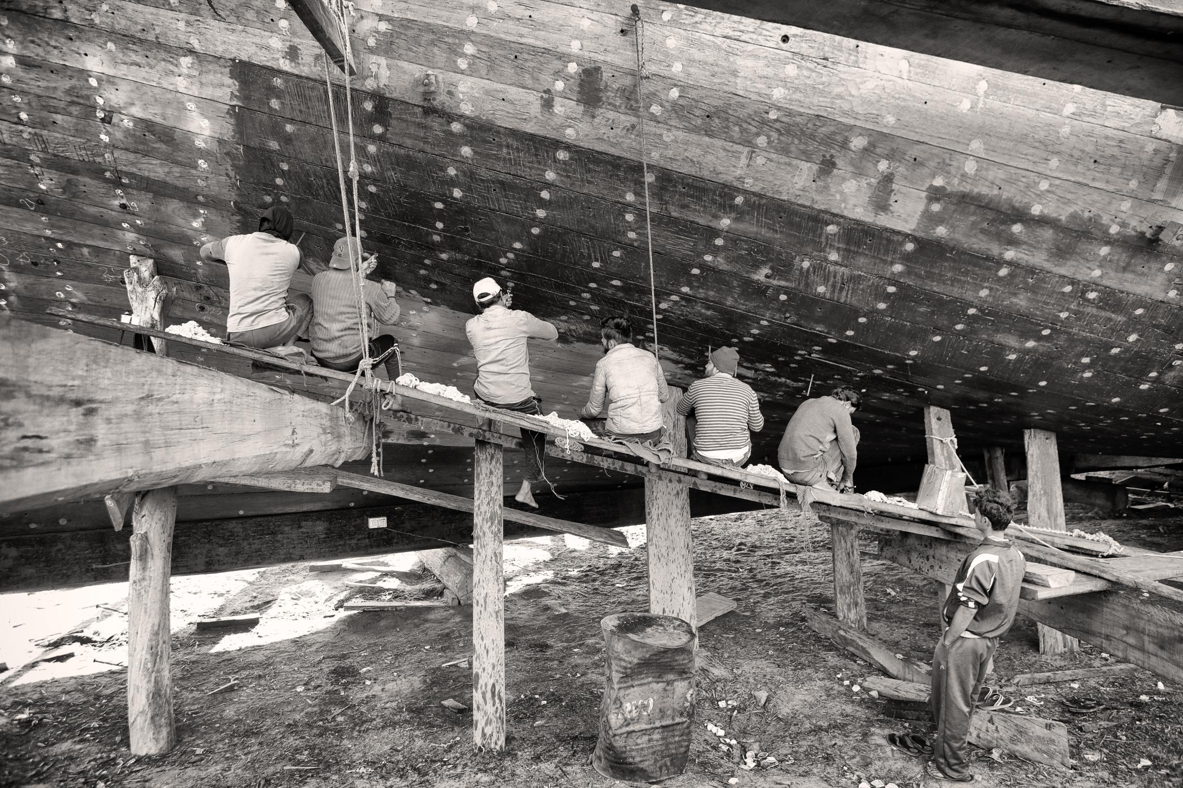 the last dhows : Ship builder of the sea of Oman - 