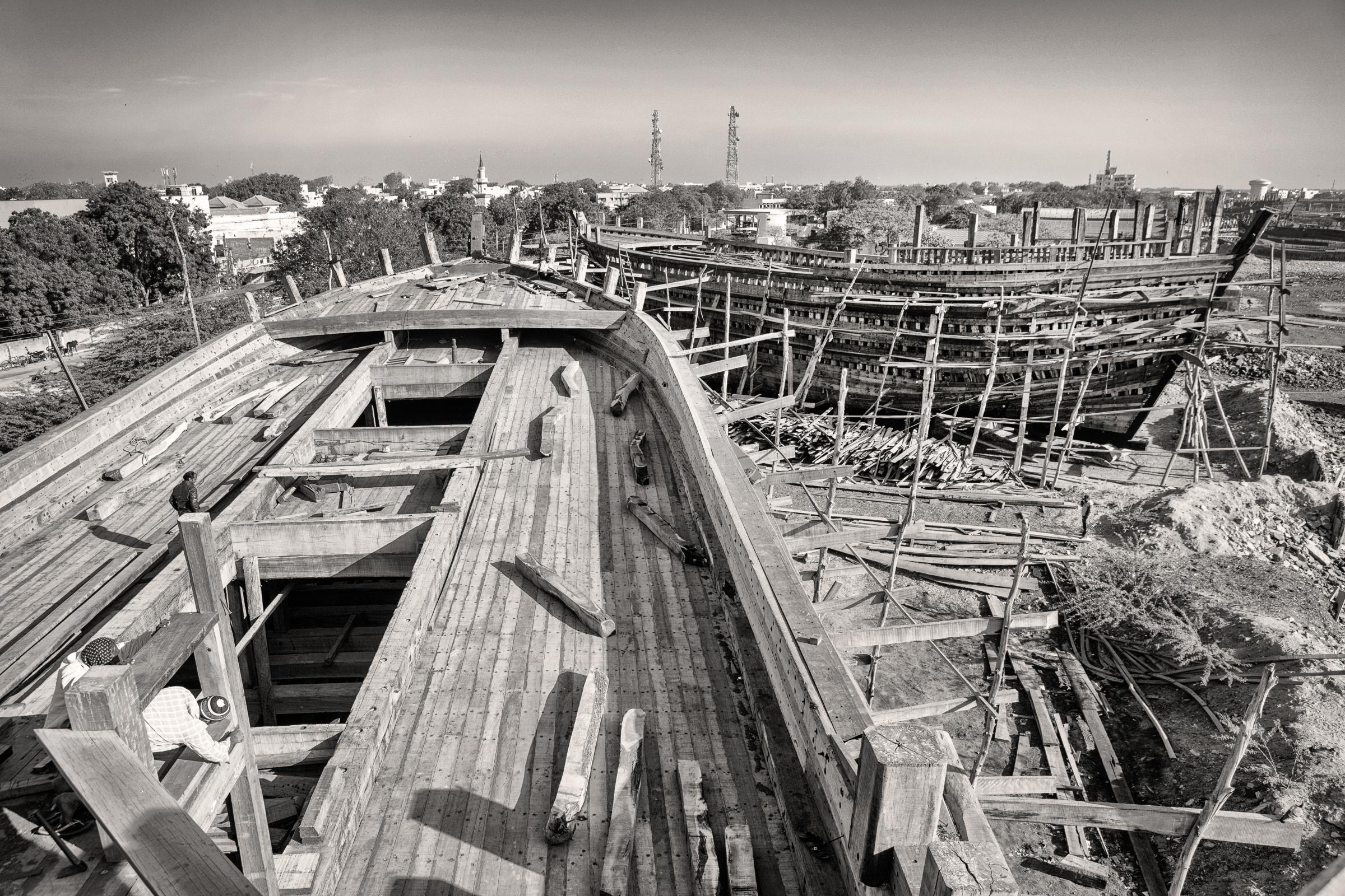 the last dhows : Ship builder of the sea of Oman - 