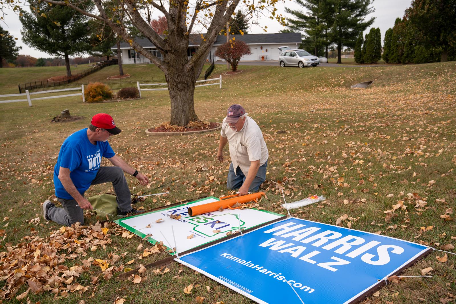 Democrat volunteers for the Har...(Photo by Jean-Marc Giboux) usa