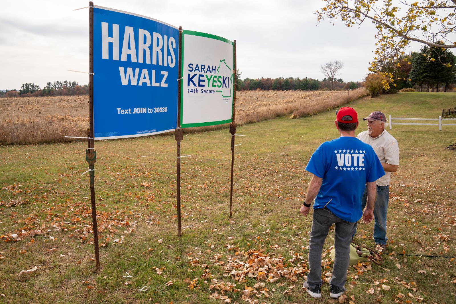 Democrat volunteers for the Har...(Photo by Jean-Marc Giboux) usa