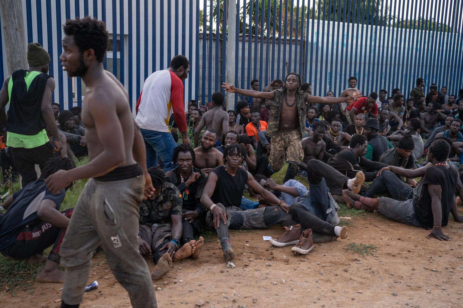 El País: Más de 200 migrantes subsaharianos consiguen entrar en Melilla en un nuevo salto a la valla