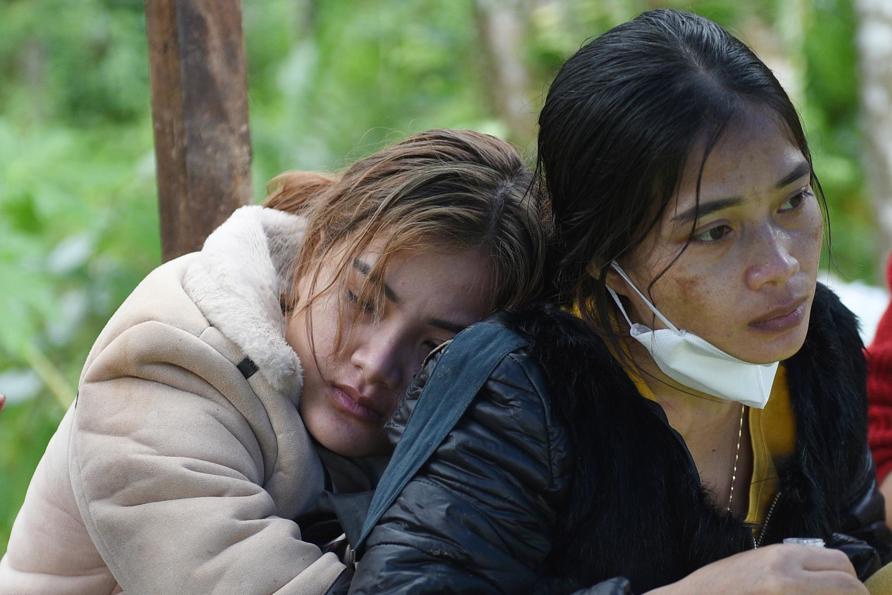 A month with full of sorrow - Ho Thi Hoa rests on her relative's shoulder after...