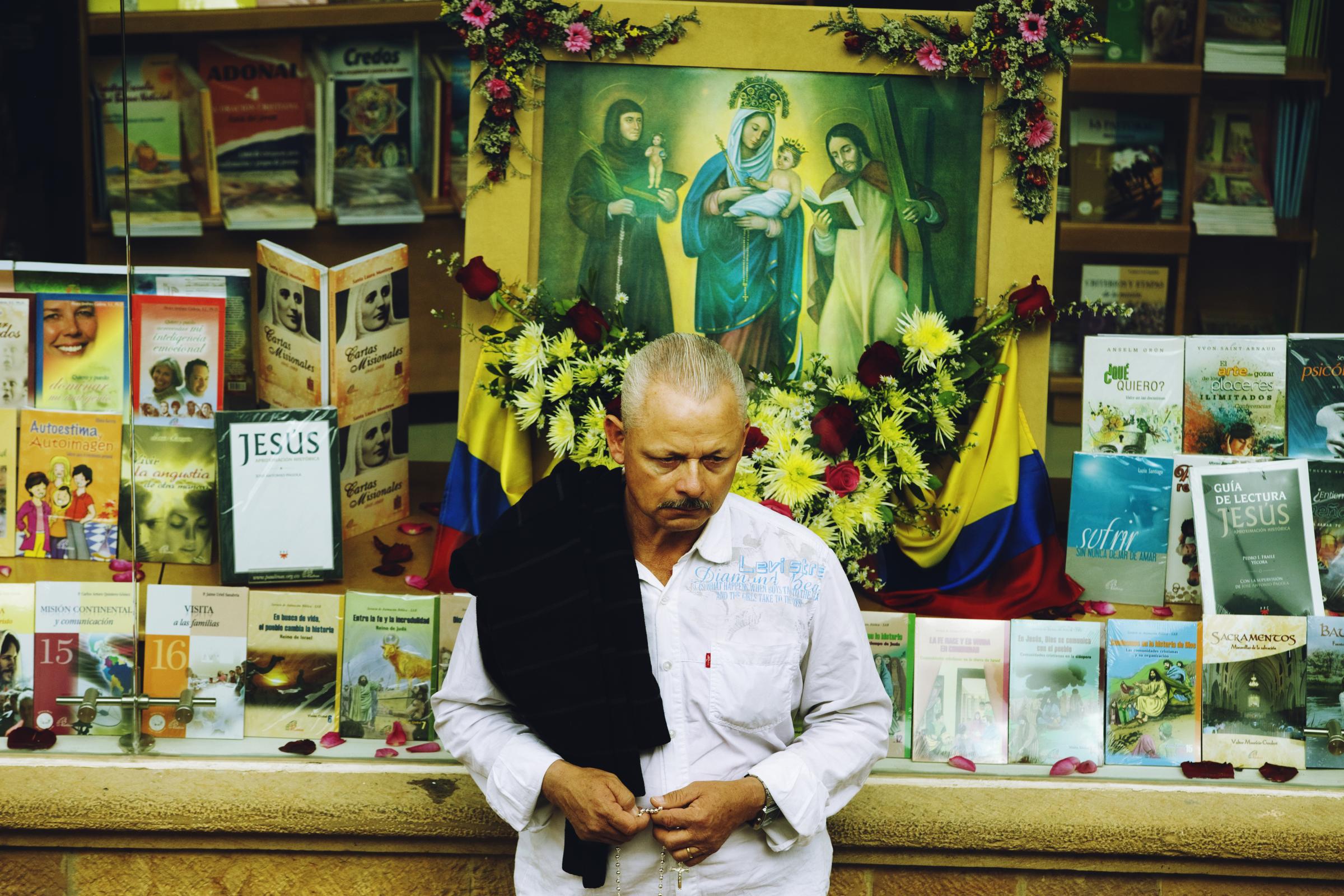 Boyacá - A man prays during a religious parade in...
