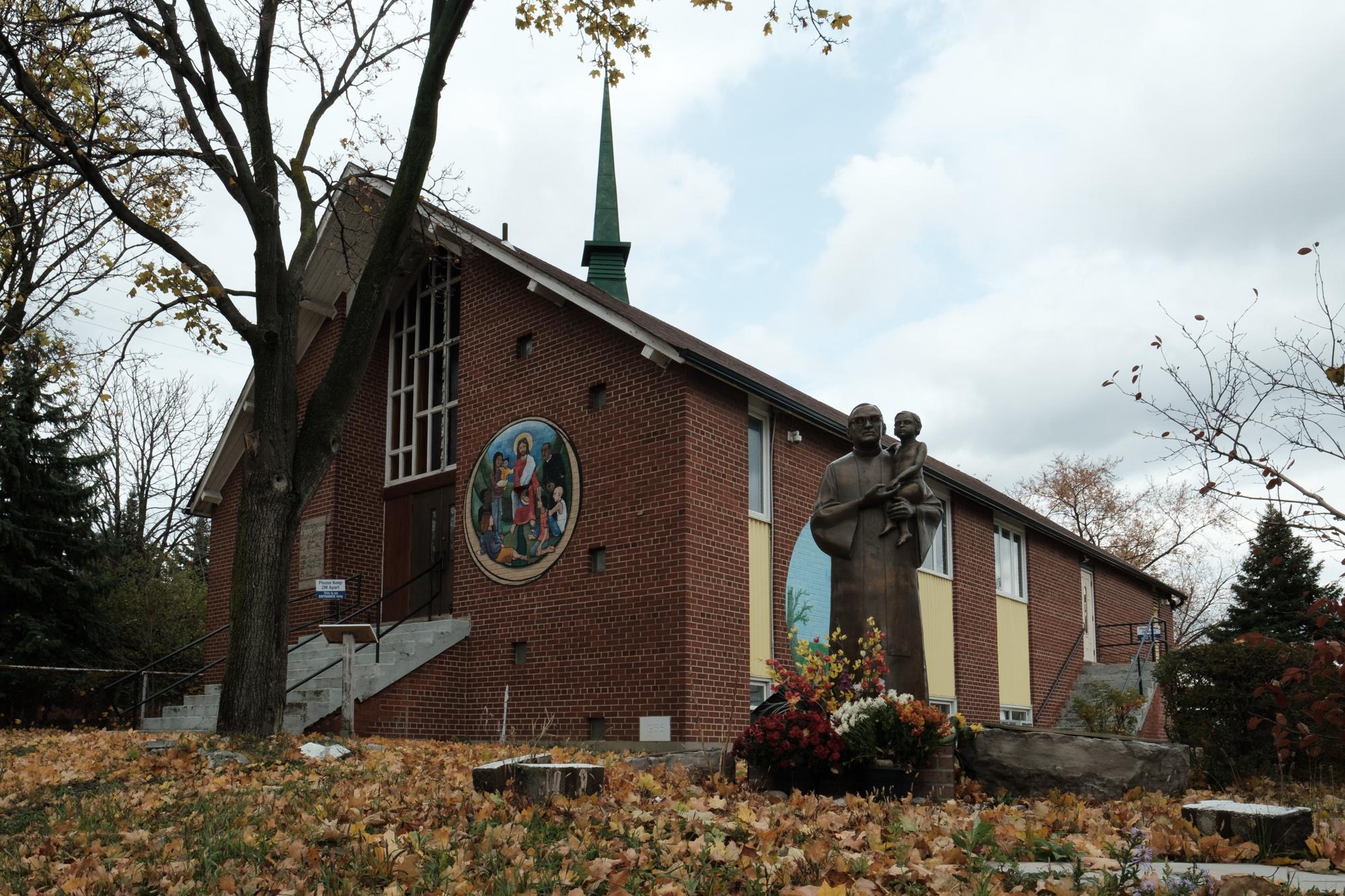 A statue of Saint Oscar Romero stands outside of San Lorenzo Parish in Toronto. November, 2020. Una estatua de San Oscar Romero se encuentra fuera...