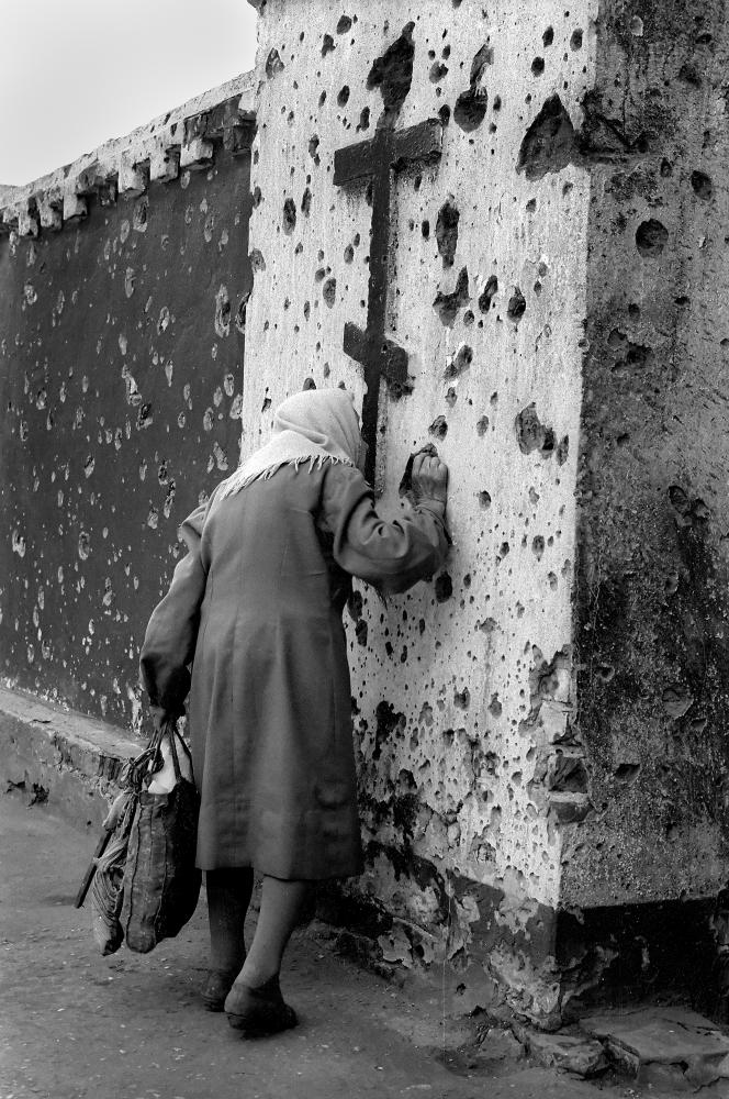 A woman, left, kisses the Russi...her church in Grozny.&nbsp;