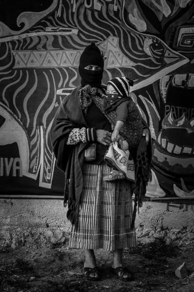L’Espresso La rivoluzione è donna. Zapatiste in lotta per i diritti delle escluse Dal Chiapas un modello di sviluppo alternativo alle regole discriminatorie del liberismo economico. “Siamo noi le prime vittime di un sistema che causa distruzione e morte”