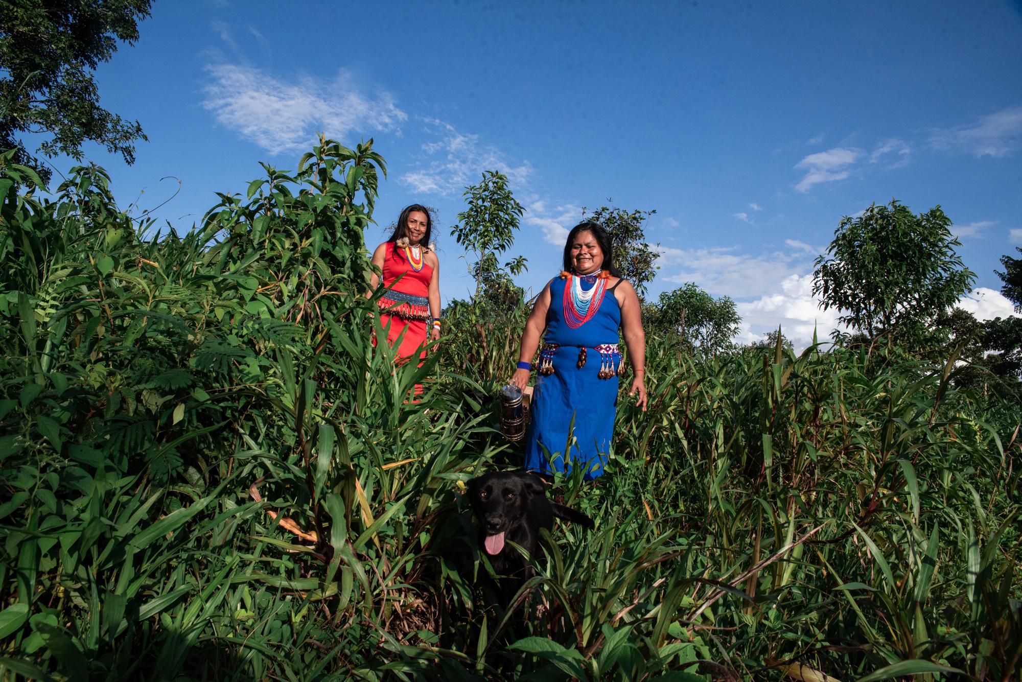 Raquel Antun (52) y Shira Mashinkiash (38) apiculturas posan para un retrato en la comunidad Sevilla Don Bosco. Diciembre 10,2021.Macas, Ecuador. Johis Alarc&oacute;n para ONU Mujeres