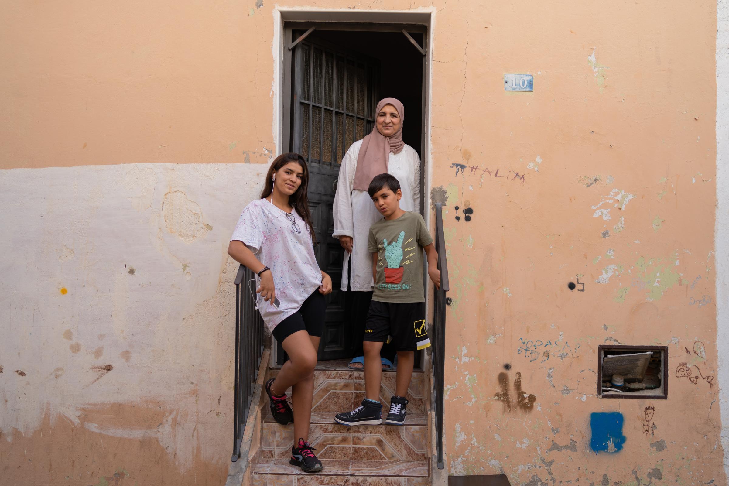  Una familia que colabora con la asociaci&oacute;n posa para un retrato en la puerta de su casa en el Barrio Hebreo. 