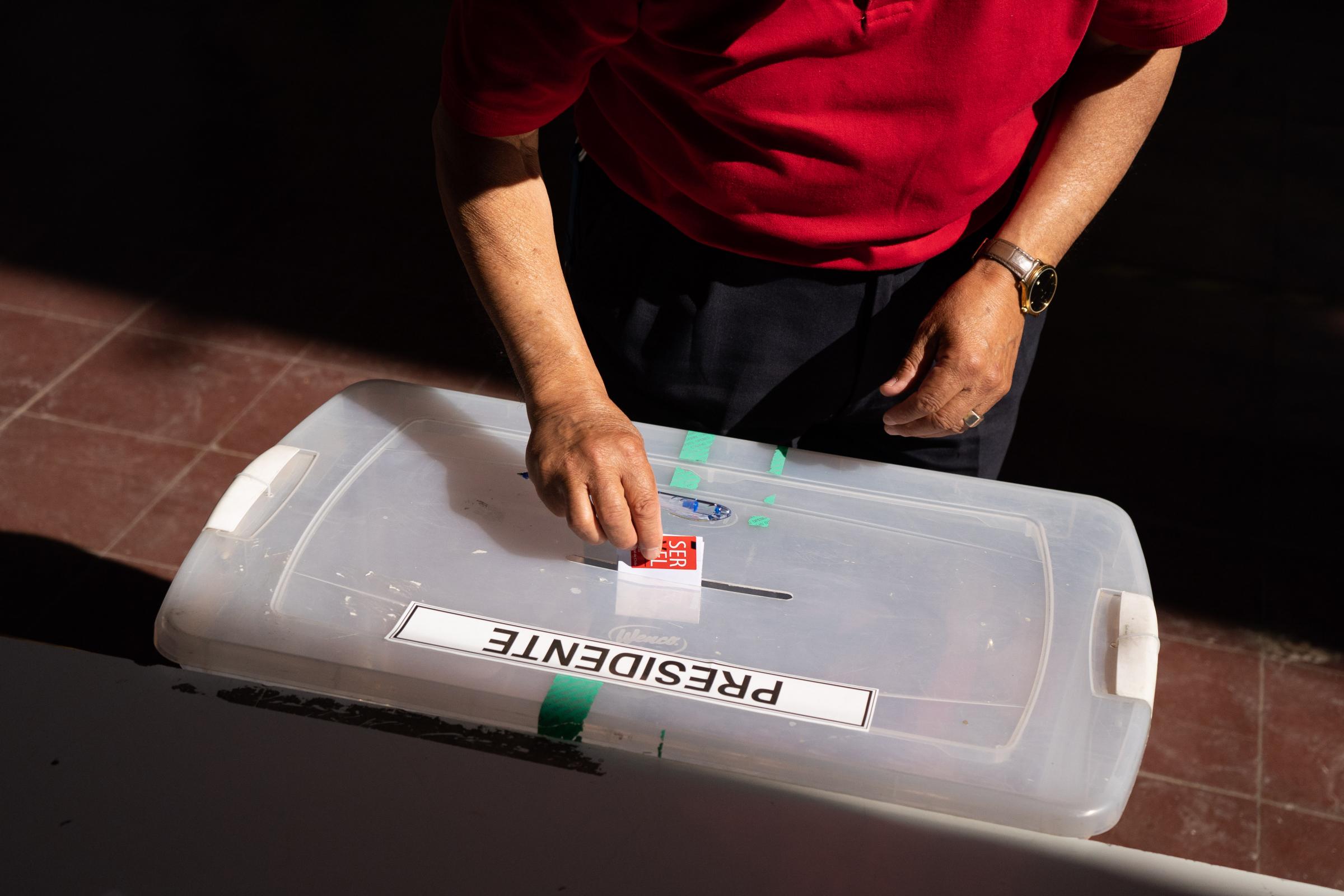 Chile's Presidential Elections 2021 - 19 DICIEMBRE 2021 / SANTIAGO CENTRO
Votantes acuden a la...