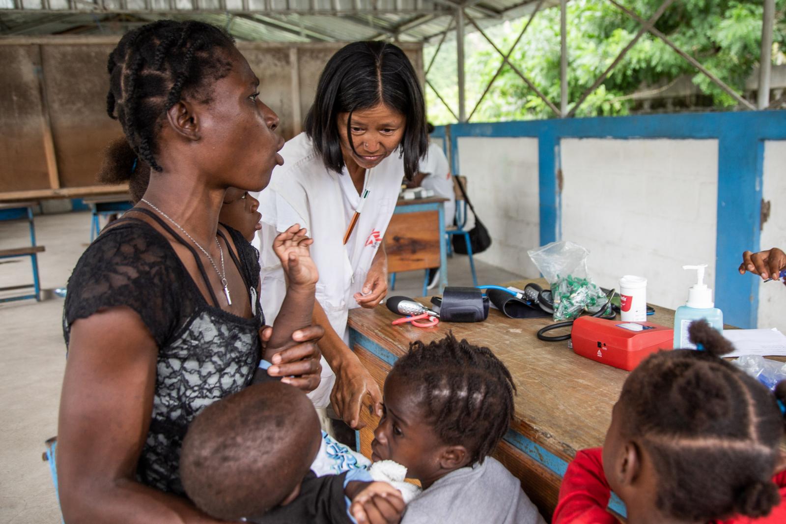 Akiko matsumoto, medical team leader, en train de jouer avec des enfants durant une consultation de la clinique mobile &agrave; Fond Palmiste. Pierre Michel Jean | K2D (Barad&egrave;res, october 2021)