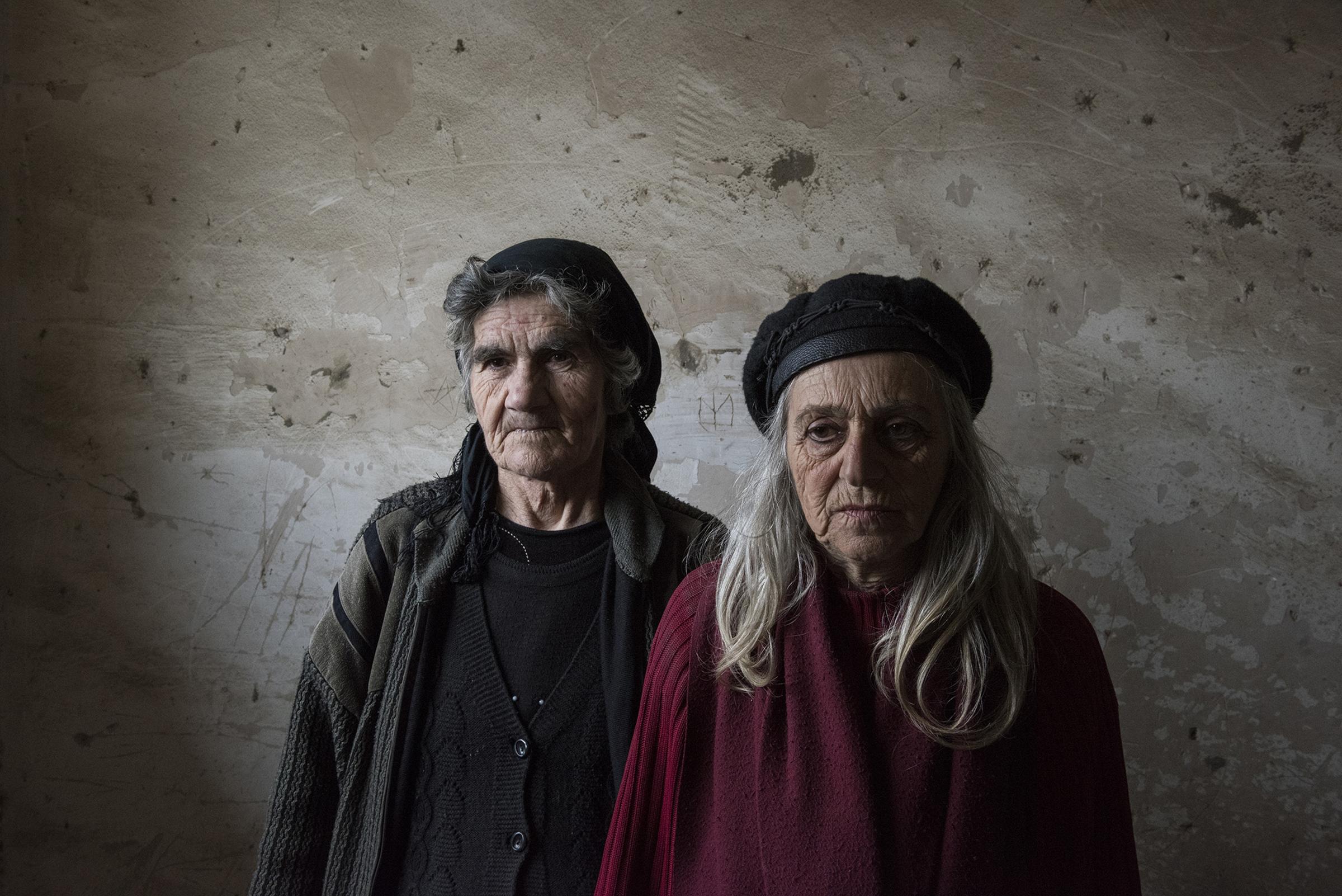 Paradise Lost - Зоя Теванова, 72 и Тамара Саркисян, 56
Беженцы из села Марага
Живут у родственников в городе...