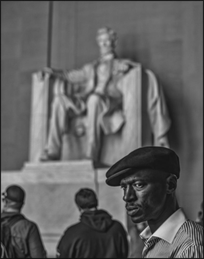 African American man, Lincoln Memorial, Washignton D.C. (USA).