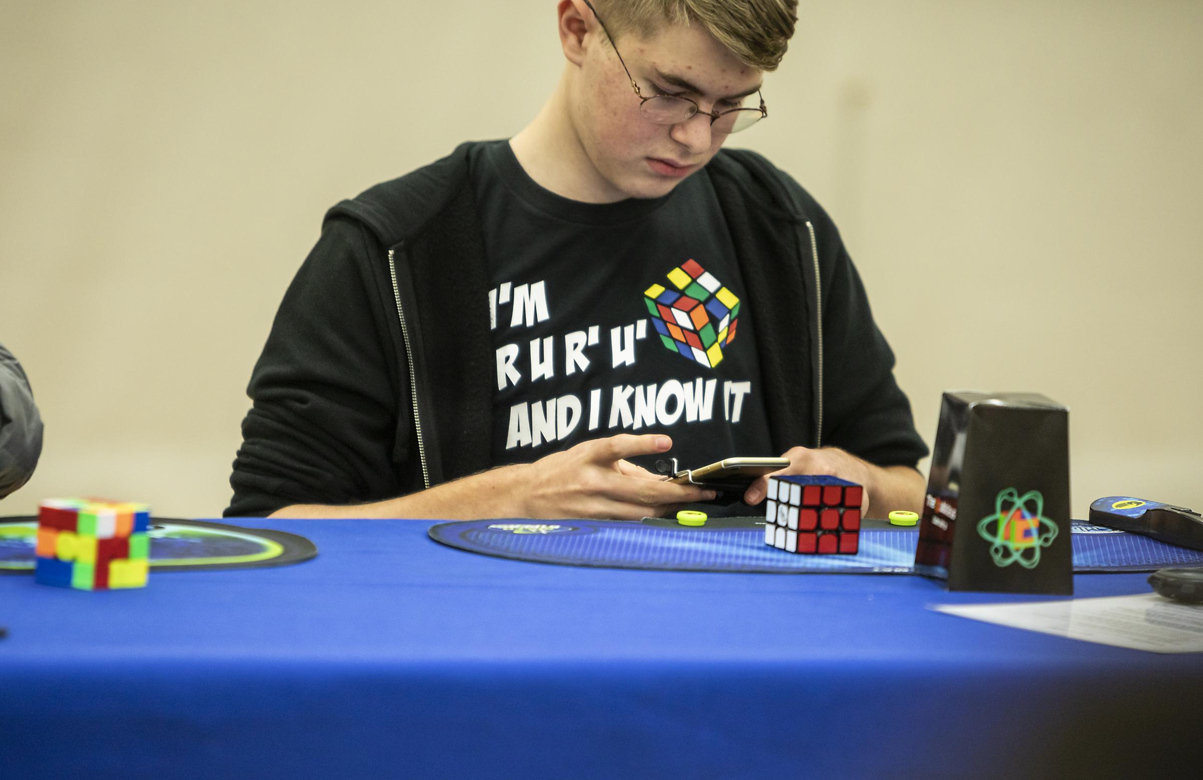Speedcubers - This t-shirt is a funny play on the song, &quot;I&#39;m sexy and I know it.&quot;...