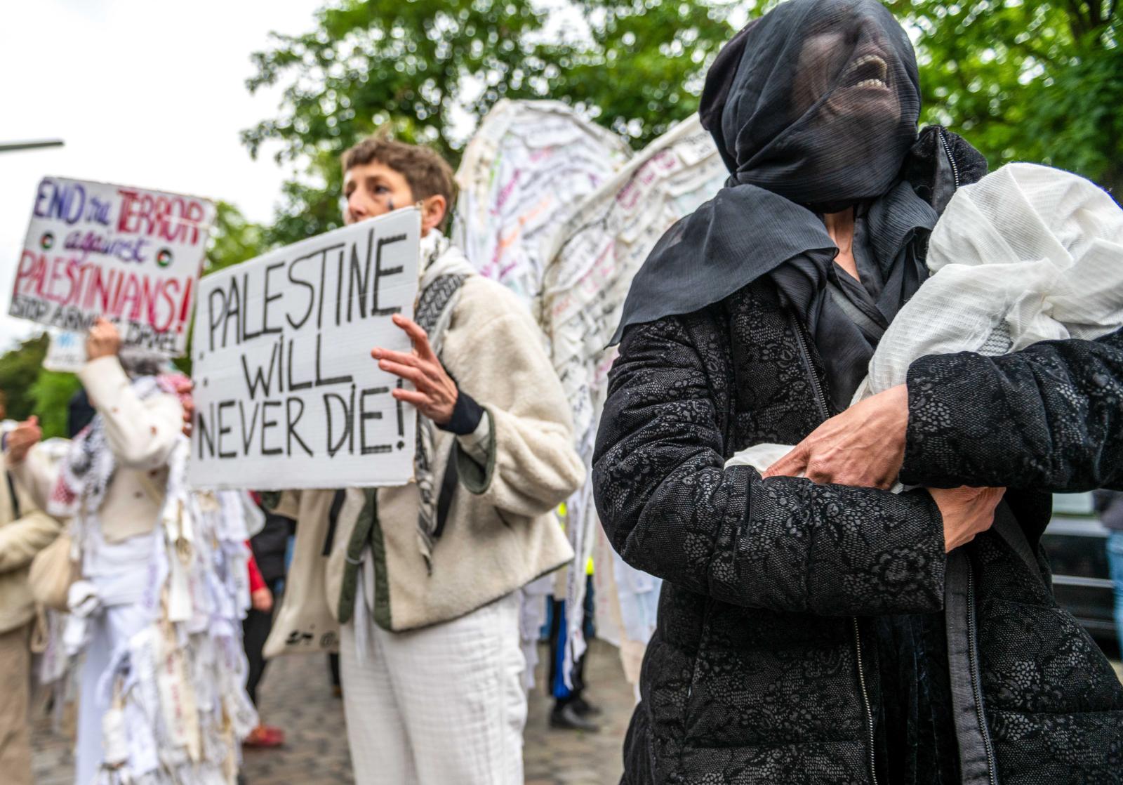 BERLIN, GERMANY - MAY 15: Peopl...by Craig Stennett/Getty Images)