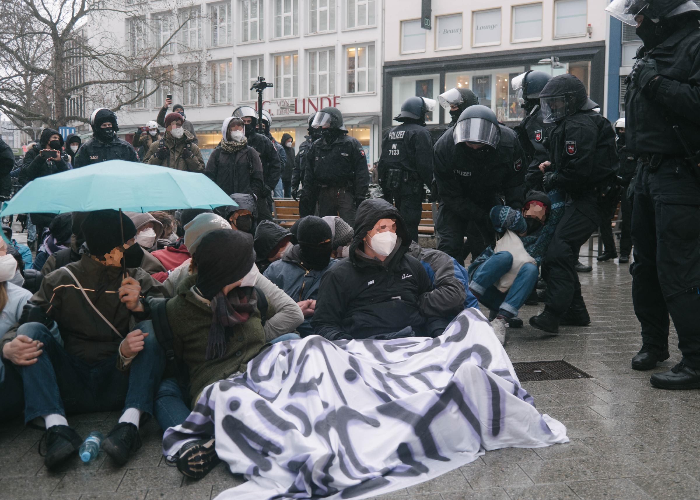 Antifascists block AfD march in Hannover - 