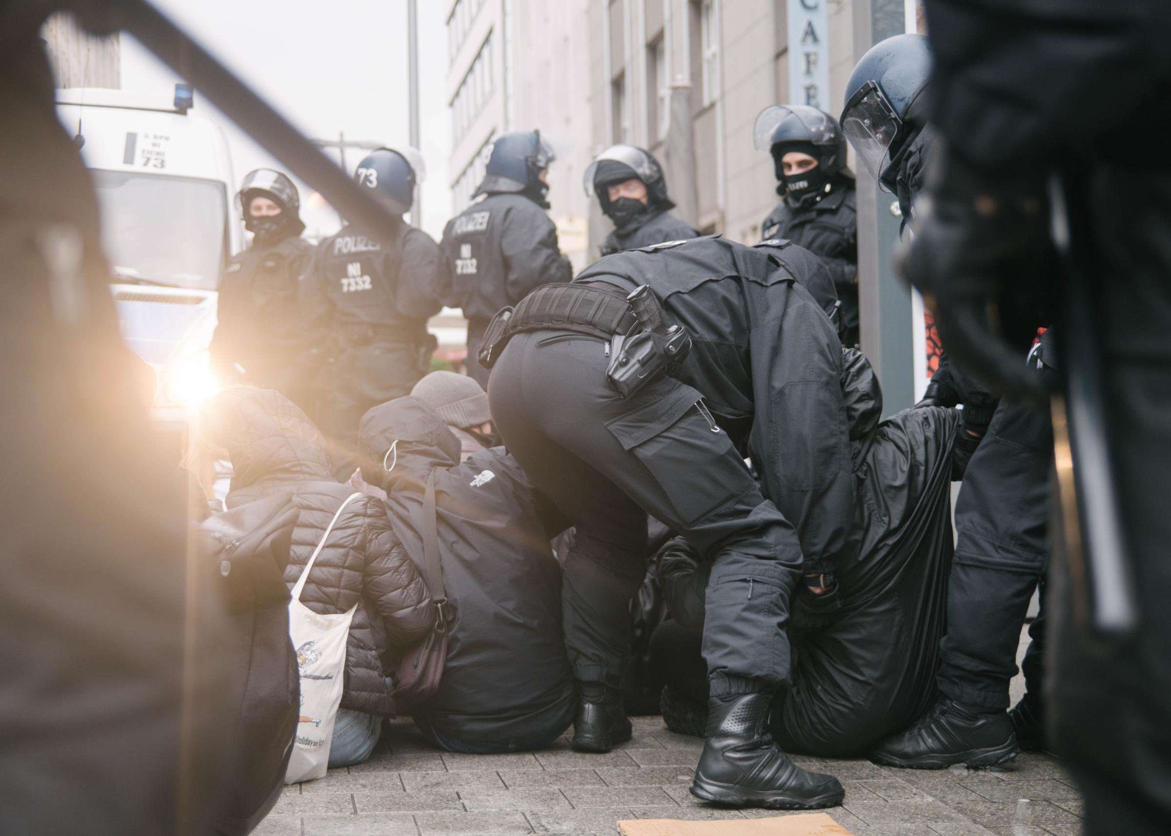 Antifascists block AfD march in Hannover - 
