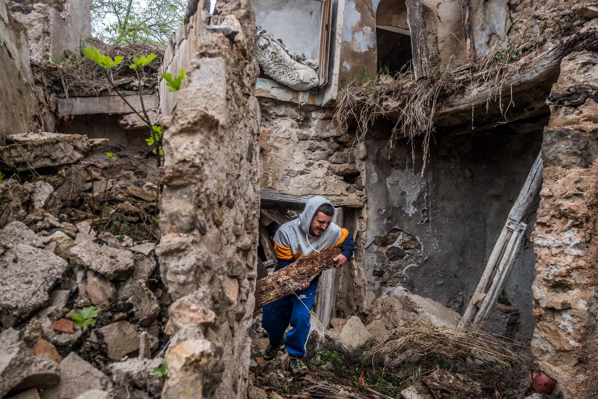 Guillem Mateu Prat bought a ruin in Aguinal&iacute;u for 1000 euros. He recycles the rubble on the ground to construct his house. &quot;In the city I get distracted. In the rural areas I reconnect to the essence of life.&quot; Aguinal&iacute;u, 11-4-2021