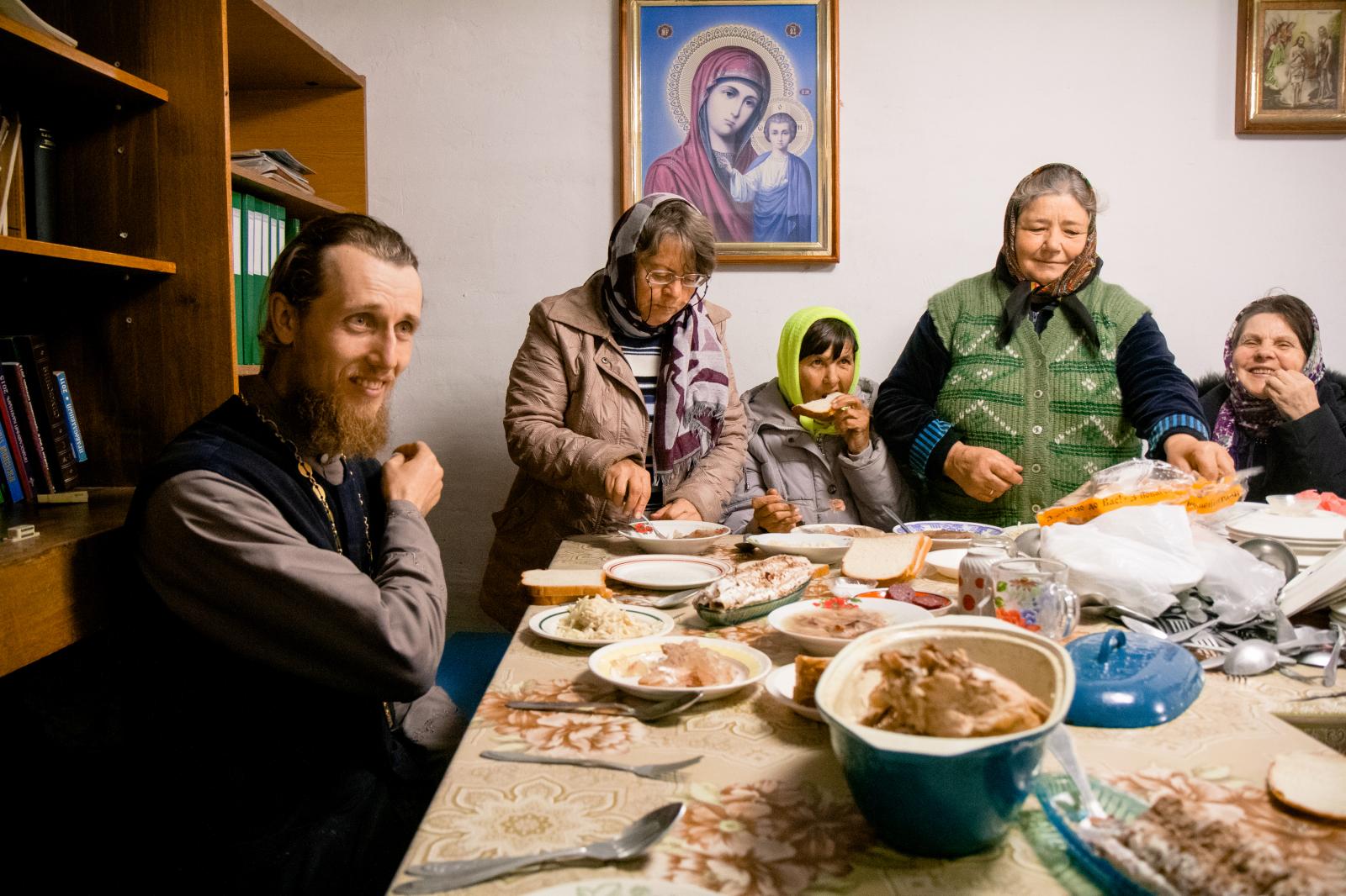 Father Pёtr Kravchenko has dinn...Golitsa village. Ukraine, 2020.