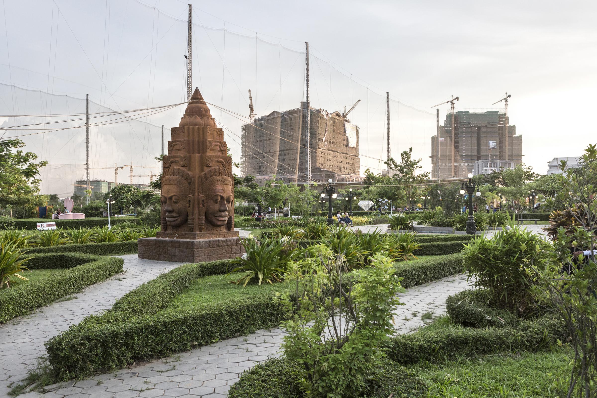 • Diamond Island: Le paradis ultra-moderne Cambodgien -  Le « Love Garden » est un jardin public avec...