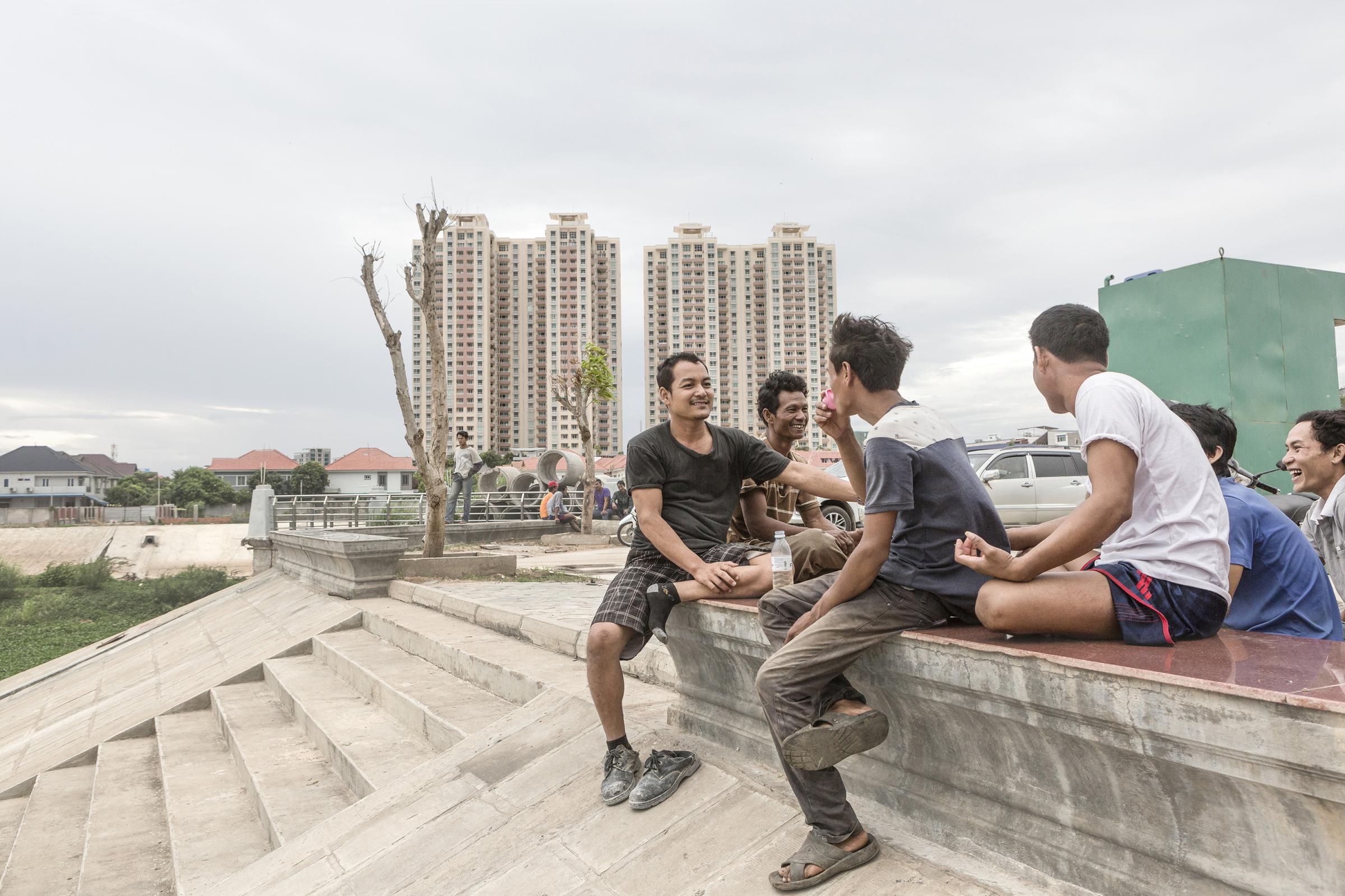 • Diamond Island: Le paradis ultra-moderne Cambodgien -  Fin de journée pour ces travailleurs. Ils se...