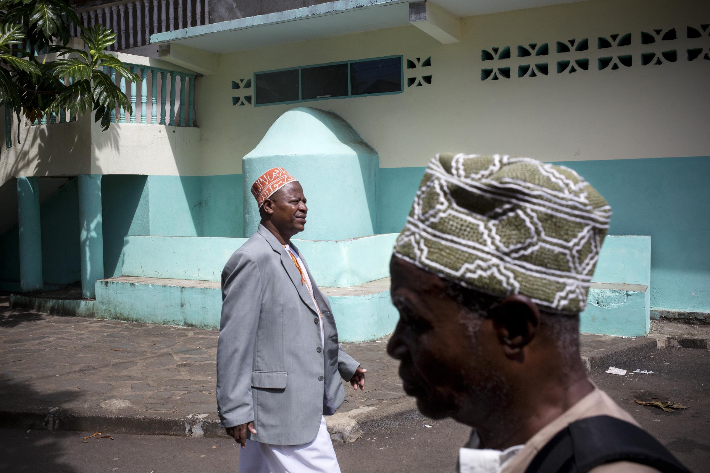 • 101ème département: Mayotte -  30 mars 2018, sortie de la grande mosquée de...