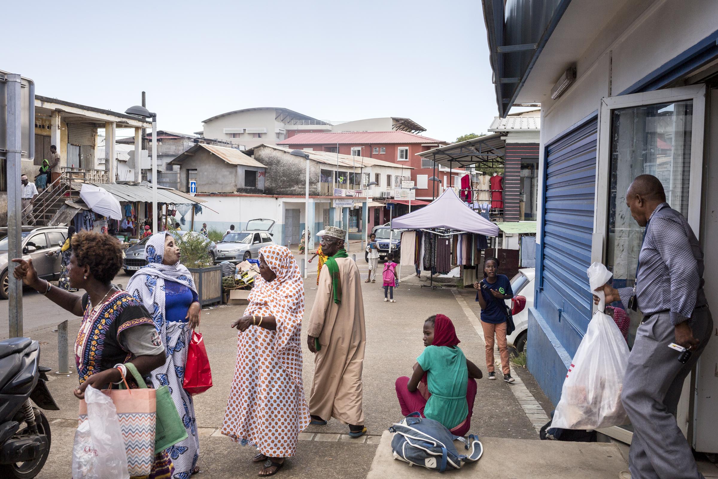 • 101ème département: Mayotte - 30 mars 2018. Scène de vie dans les rues de...