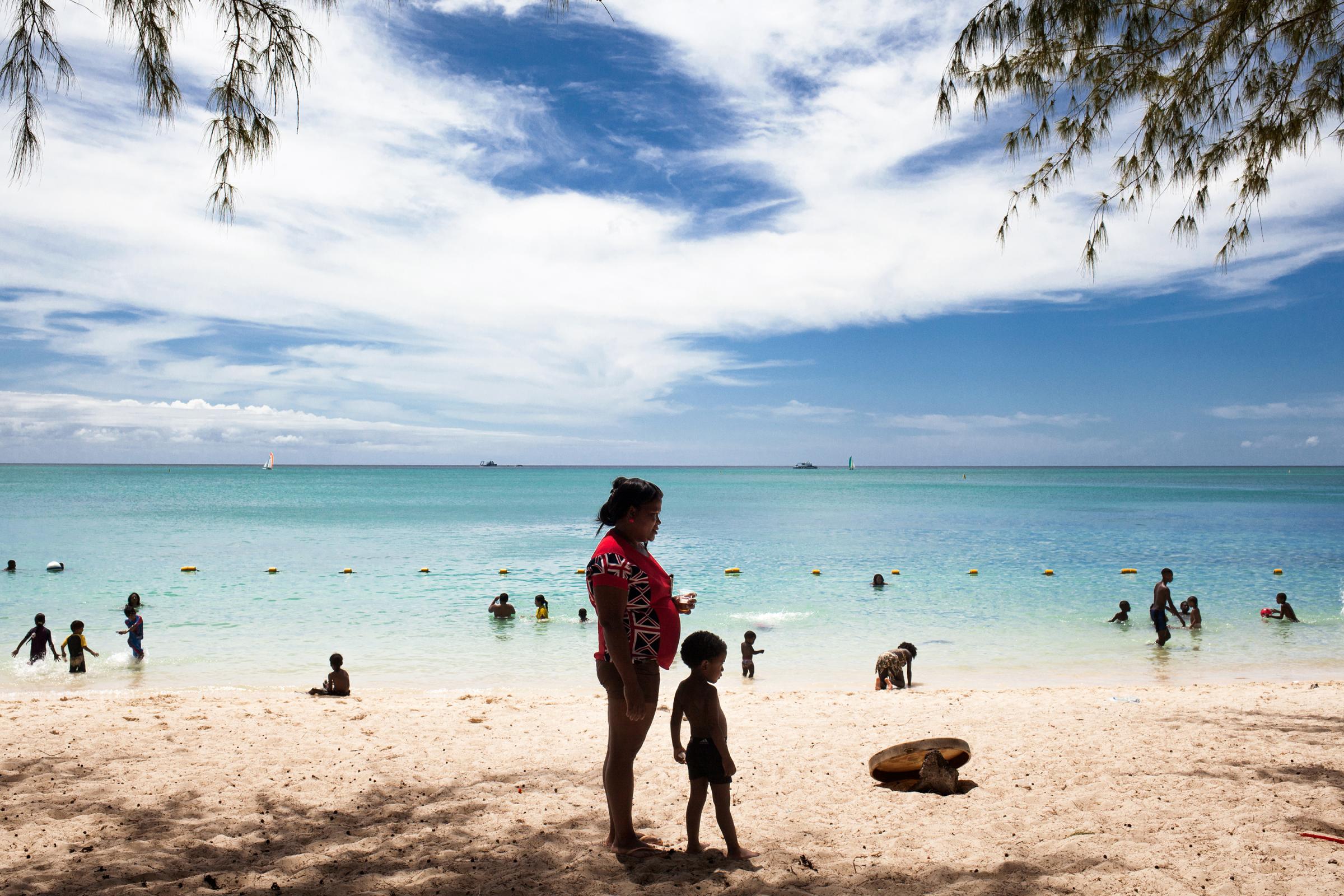 • Chagos Project: Part I (Ile Maurice) -  7 décembre 2014. Ivy avec son fils Reyel profite...